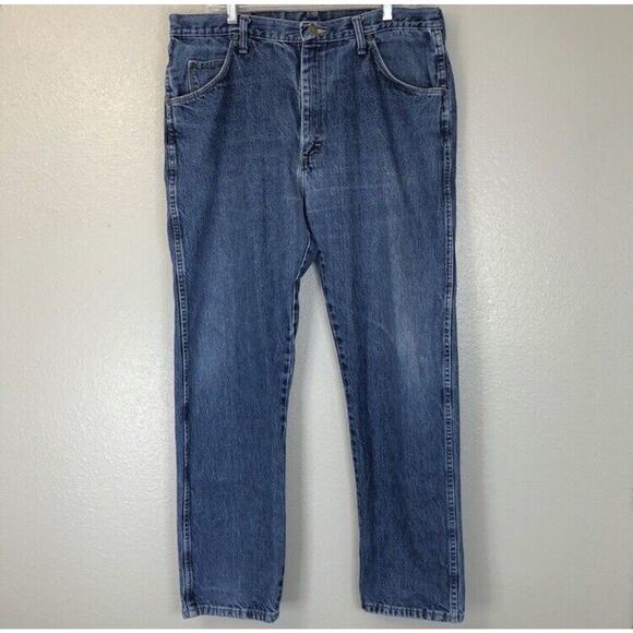 Wrangler 38 x 32 Straight Leg Medium Wash Denim Jeans 100% Cotton Casual Country - Picture 1 of 5